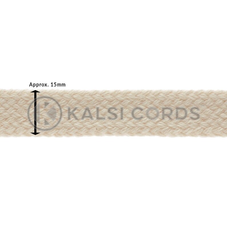 Puede incluir: Primer plano de un cord&oacute;n tejido de color crema, de aproximadamente 15 mm de ancho. El cord&oacute;n tiene una superficie texturizada y est&aacute; etiquetado como "KALSI CORDS" en texto gris claro. El cord&oacute;n probablemente se utiliza para proyectos de artesan&iacute;a o costura.