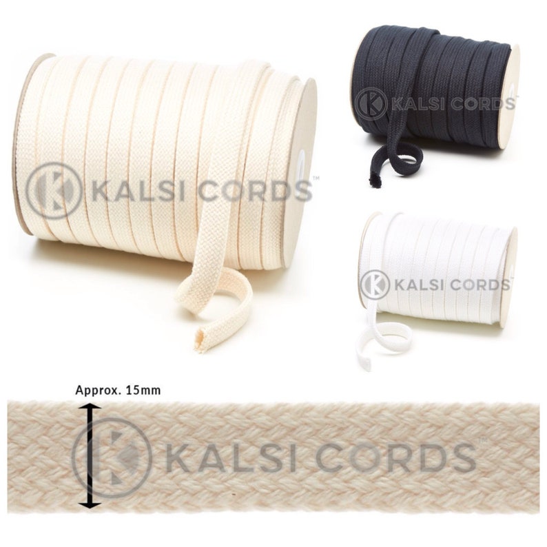 Puede incluir: Carretes de cord&oacute;n plano de algod&oacute;n en crema, negro y blanco. El carrete crema est&aacute; desenrollado, revelando la textura del cord&oacute;n. El texto "Kalsi Cords" es visible. El cord&oacute;n mide aproximadamente 1,5 cm de ancho.