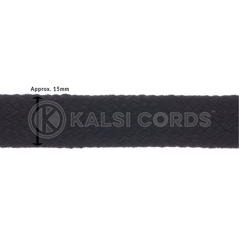 Puede incluir: Primer plano de una cinta negra tejida, de aproximadamente 15 mm de ancho, con el texto "KALSI CORDS" en blanco. La cinta tiene una superficie texturizada y est&aacute; sobre un fondo blanco. La imagen destaca el ancho del producto.