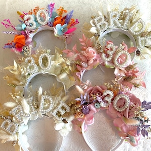 Faixa de cabeça de aniversário AGE, faixa de cabeça de flor seca, 30º aniversário, ideias de aniversário, festa de aniversário, 30º, 40º, 50º, 18º, 90º etc. ideias para presentes