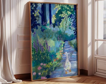 Può includere: Un dipinto di un'oca bianca che cammina su un sentiero di pietra in un lussureggiante giardino verde con fiori viola. Il sentiero conduce a un bosco sullo sfondo.