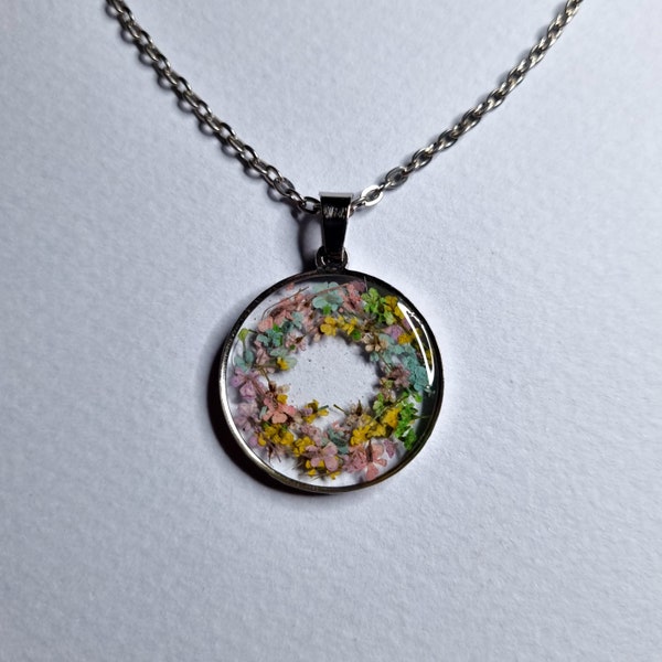 Collier avec Pendentif en Confettis de Fleurs séchées Pastels