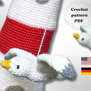 Puede incluir: Patrón de crochet PDF para un faro con una base a rayas rojas y blancas y una gaviota posada en la parte superior. El patrón está disponible en inglés y alemán.