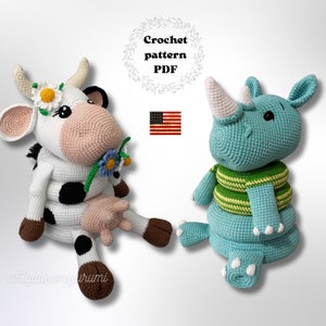 Pode incluir: Padrão de crochê PDF para uma vaca branca com manchas pretas e um rinoceronte azul vestindo um suéter listrado verde e amarelo. O padrão está disponível para download.