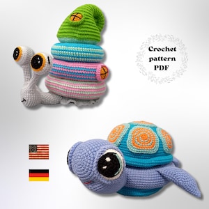 Könnte beinhalten: Häkelanleitung PDF für eine Schnecke mit einem bunten Haus und eine Schildkröte mit einer blauen Schale und orangefarbenen Akzenten. Die Anleitung ist in Englisch und Deutsch verfügbar.