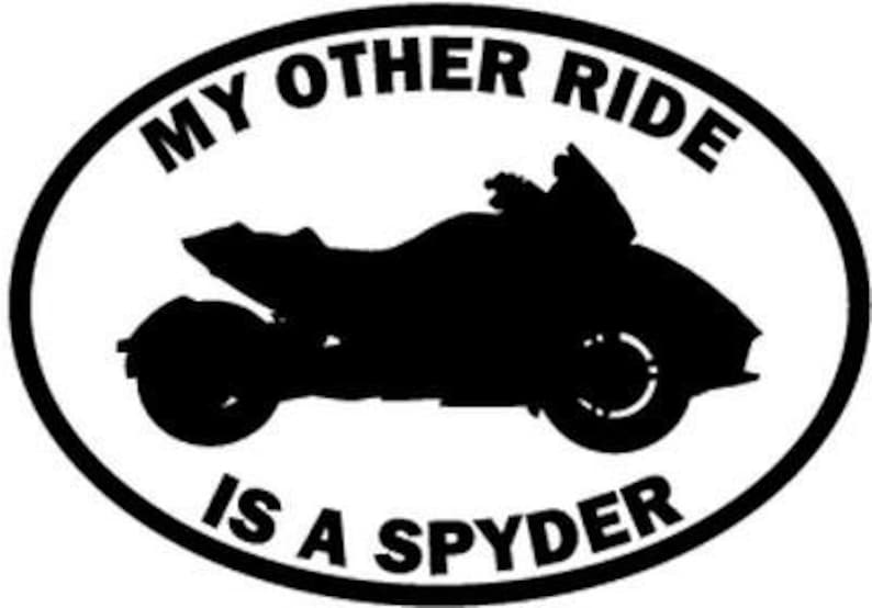 Puede incluir: Pegatina ovalada en blanco y negro con el texto "My Other Ride Is A Spyder" y una silueta de una motocicleta.
