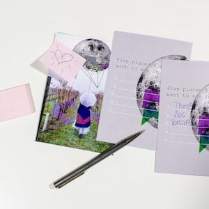 Tarjeta con impresión artística y dorso mágico para rellenar. Perfecto como regalo para ti o para otros.
