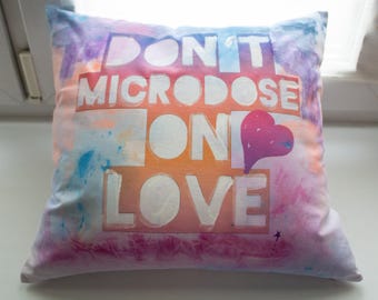 Dont microdose on love – Kissen mit Herz und Humor. Verschenke ein Lächeln – und ein bisschen mehr Liebe.
