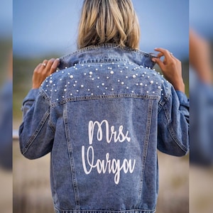 Mrs Pearl Jean Jacket, Bride Jean Jacket, Mrs Denim Jacket, Personalized Jacket, Bride Jacket, Bridal gift, bridal jean jacket pearls-pearll