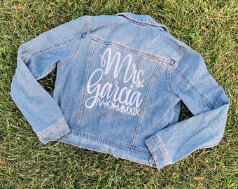 Giacca di jeans da sposa personalizzata: cognome personalizzato e data in numeri romani