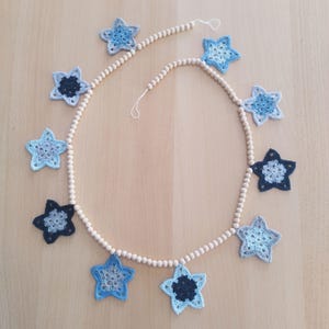 Guirlande étoiles au crochet & perles bois – cadeau naissance, chambre enfant