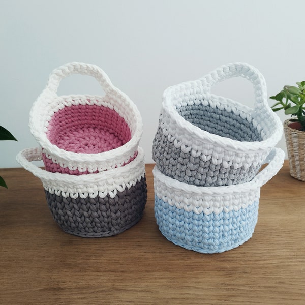 Panier de rangement à poser ou à suspendre fait à la main au crochet en trapilho coton