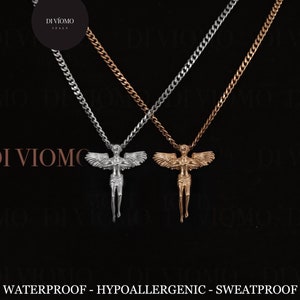 Könnte beinhalten: Zwei goldene Ketten mit Engelsanhängern. Die Ketten liegen übereinander auf dem Hals eines Models. Die obere Kette ist silber und die untere Kette ist gold. Der Text "DI VIOMO" wird im gesamten Bild wiederholt. Der Text "WATERPROOF - HYPOALLERGENIC - SWEATPROOF" wird unter den Ketten angezeigt. Der Text "WWW.DIVIOMO.COM" wird unter dem Text über die Ketten angezeigt.