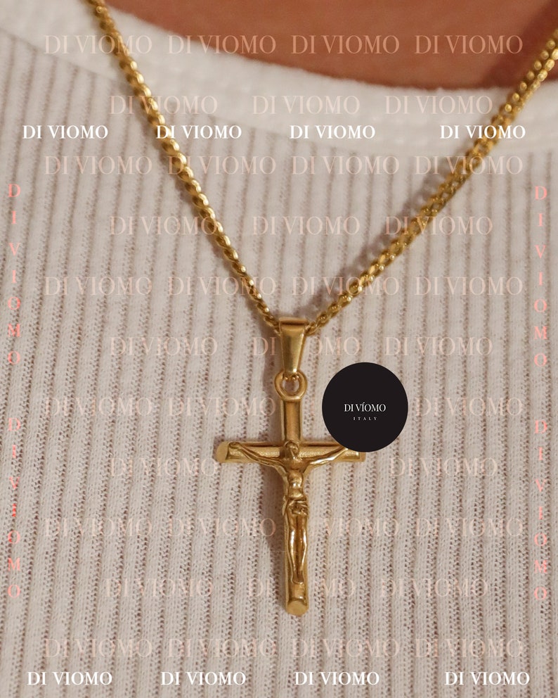 Puede incluir: Un collar de cadena de oro con un colgante de cruz de oro. La cruz presenta una figura de Jesucristo. La cadena es de estilo de cuerda trenzada. El colgante es una cruz simple con un peque&ntilde;o c&iacute;rculo en la parte superior. El c&iacute;rculo tiene el texto "DI VIOMO ITALY" en negro.