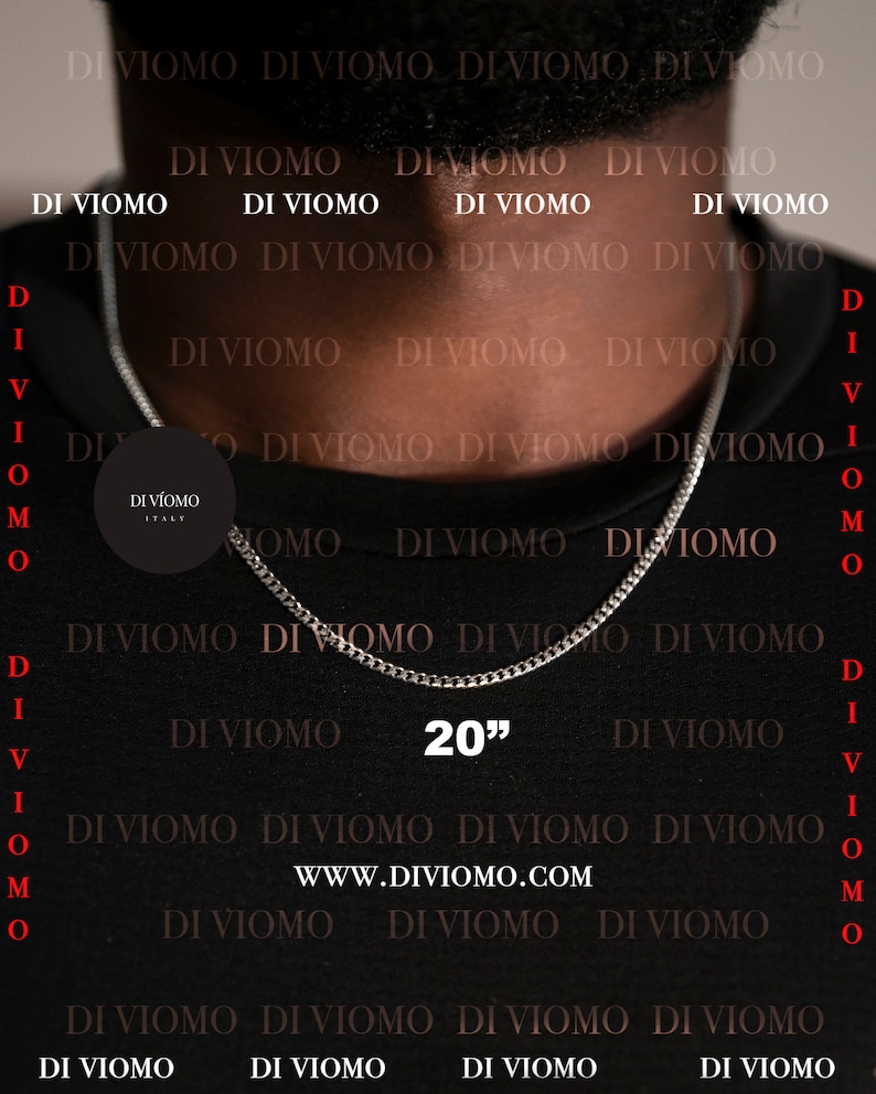 Puede incluir: Un collar de cadena de plata sobre un fondo negro. La cadena tiene 50,8 cm de largo y un dise&ntilde;o de eslabones de cadena. El texto "DI VIOMO" se repite en un patr&oacute;n en el fondo. La direcci&oacute;n del sitio web "www.diviomo.com" tambi&eacute;n se incluye en la imagen.