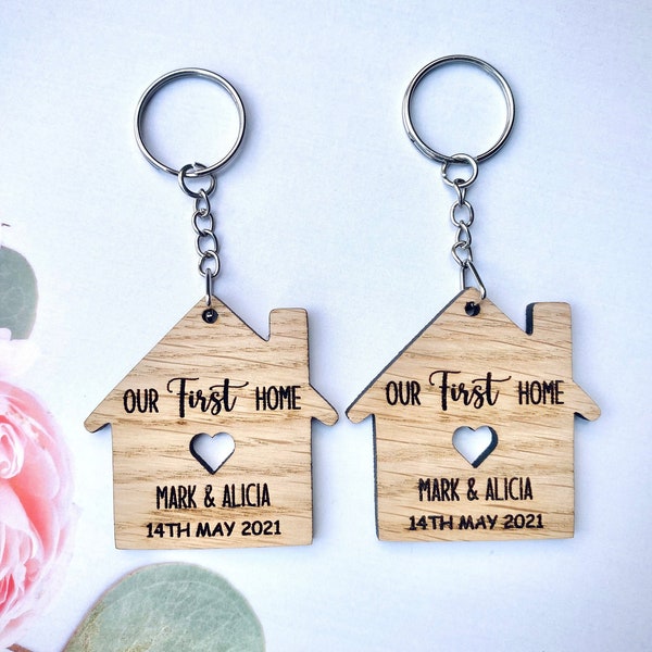 Ons eerste huis sleutelhanger - sleutelhanger - verhuizing - eerste huis - houten gepersonaliseerde sleutelhanger - houten cadeau - nieuw huis cadeau - nieuw huis