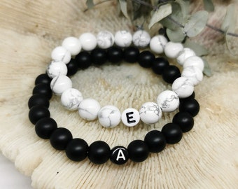 2er SET Partnerarmband mit Buchstaben (1 Marmor Weiß & 1 Onyx Schwarz) !Personalisierbar! Perlenarmband, Freundschaftsarmband, Couplearmband