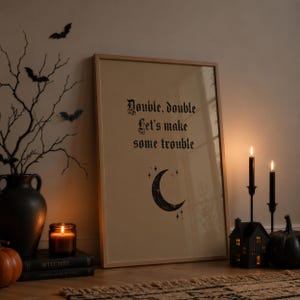 Doppelt doppelt, lasst uns Ärger machen – Kunstdruck | Gothic-Hexen-Zitat (Sofort-Download)
