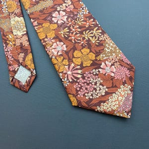 Cravate Liberty à fleurs Ciara et cannelle - Tana Lawn Flower Fabric Cravate pour homme, cravate de mariage, cravate de marié, cravate classique, cravate fine, cravate fine