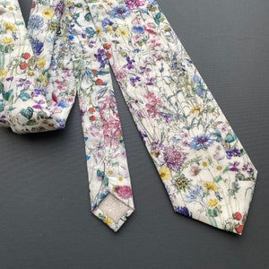 Corbata Liberty con flores silvestres blancas - Corbata Liberty Tana Lawn hecha a mano para hombre, boda, padrino de boda, novio o pañuelo de bolsillo.