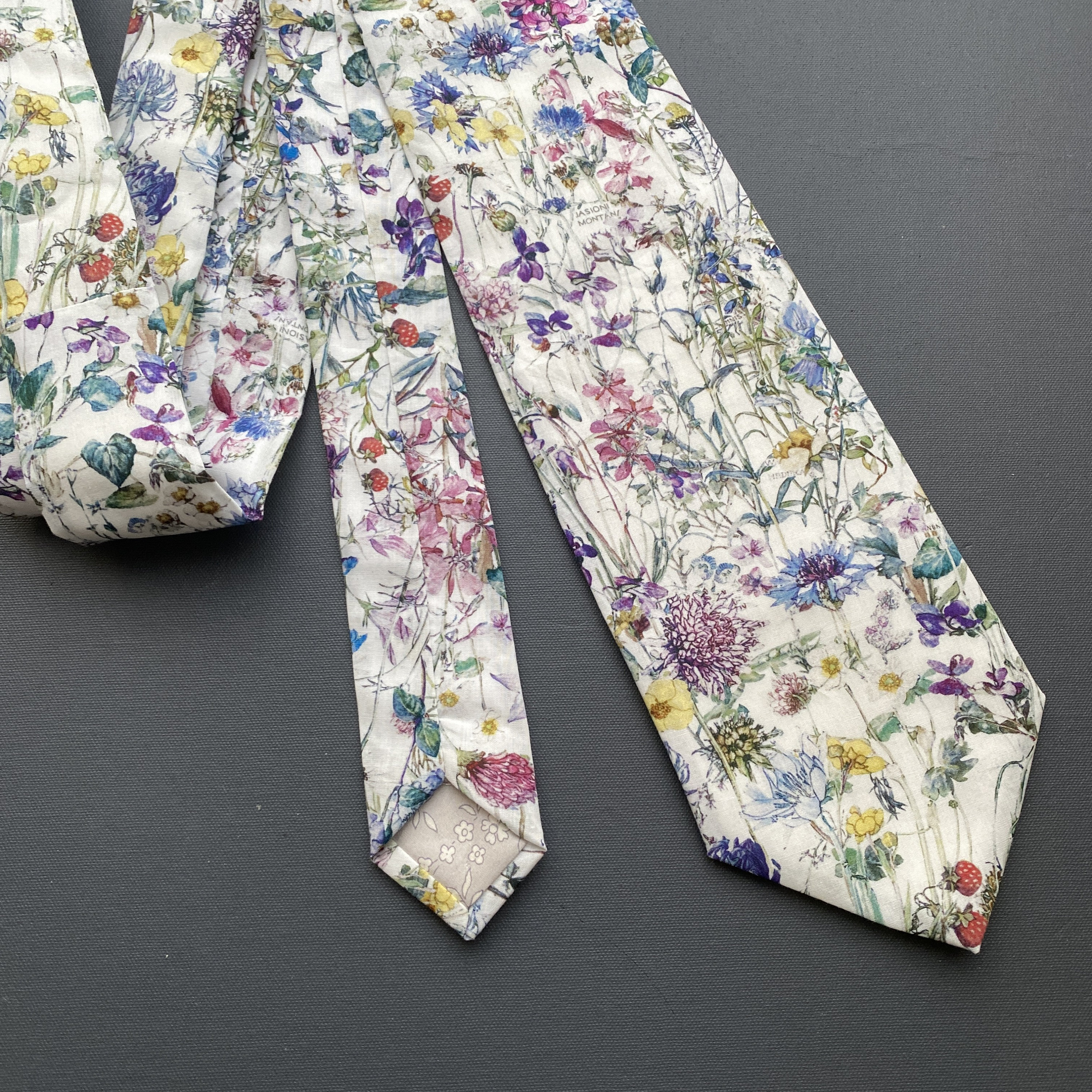 Liberty Necktie in White Wildflowers - Handmade Liberty Tana Lawn Fabric Men's Tie, Wedding Tie, Groomsmen Tie, Grooms tie / Pocket Square