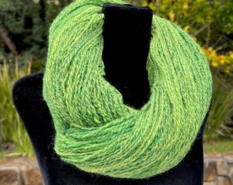 Handspun Wool Yarn, 18.2 mic Merino, 2 Ply Bulky, Large Skein 500 yards 8.19 oz, Beautiful Grasshopper Green Colorway, Knitting, Crocheting