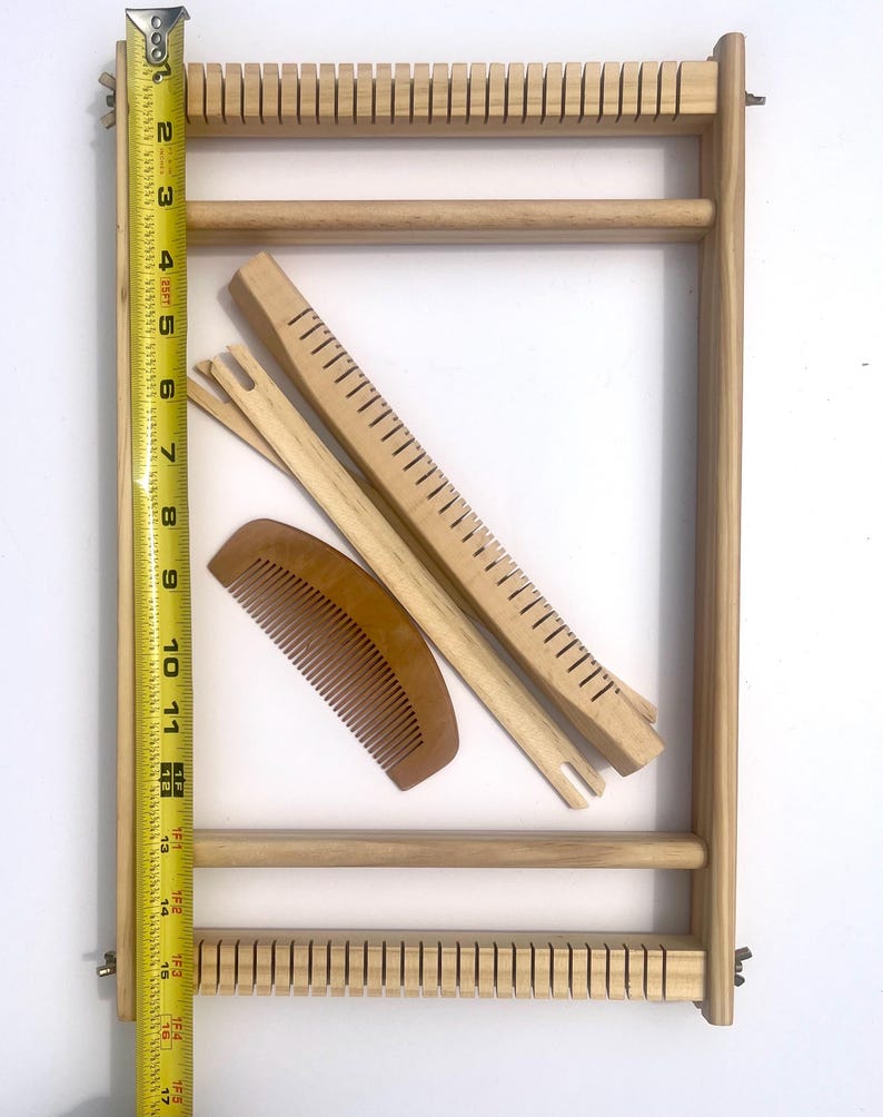 Pode incluir: Um kit de tear de madeira com uma fita m&eacute;trica. O kit inclui uma estrutura retangular, um pente, duas lan&ccedil;adeiras e uma agulha de tecelagem. A estrutura mede aproximadamente 43 cm de altura.