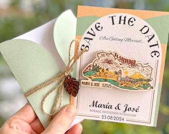 Puede incluir: Tarjeta de guardar la fecha con un recorte de madera de El Salvador, con el texto "Maria & Jose 3.23.25" y "Maria & Jose Invitación formal a seguir 23.08.2024".