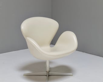 Special Edition Limited Leather Swan Chair by Arne Jacobsen for Fritz Hansen
