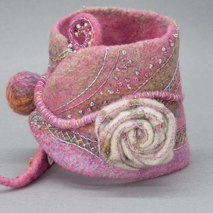 Armband aus Filz mit Stickerei
