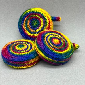 Maßband „Regenbogen“, umhäkelt