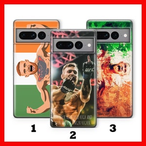 Pode incluir: Três capas de telefone com designs diferentes que apresentam uma imagem mista de um homem com uma tatuagem e o texto "UFC". A primeira capa tem um fundo verde, branco e laranja. A segunda capa tem um fundo vermelho, branco e preto. A terceira capa tem um fundo verde, branco e laranja. O texto "KEEP YOUR HEAD HELD HIGH AND YOUR MIDDLE FINGER HIGHER." está impresso na segunda capa.