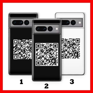 Può includere: Tre custodie per telefono, ciascuna con un design a codice QR. Una custodia è nera, una bianca e una nera. Le custodie hanno un ritaglio per la fotocamera e sono numerate 1, 2 e 3.