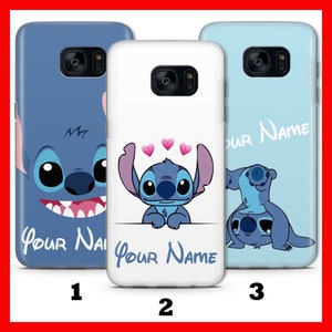 Könnte beinhalten: Drei Handyhüllen mit Stitch aus Lilo & Stitch. Die erste Hülle ist blau mit Stitch's Gesicht, die zweite ist weiß mit Stitch, der über den Rand schaut, und die dritte ist hellblau mit Stitch, der einen Handstand macht. Alle Hüllen haben den Text "Your Name" aufgedruckt.