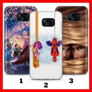 Könnte beinhalten: Drei verschiedene Handyhüllen mit verschiedenen Designs. Die erste Hülle zeigt ein Cartoon-Bild von Rapunzel und Flynn Rider aus dem Disney-Film Rapunzel - Neu verföhnt. Die zweite Hülle zeigt ein Cartoon-Bild von Spiderman, der an einem Seil hängt. Die dritte Hülle zeigt ein Cartoon-Bild von Rapunzels Haaren mit ihrem Gesicht und dem Gesicht eines anderen Charakters, der hinter den Haaren hervorlugt.