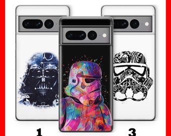 Puede incluir: Tres fundas para teléfono con diferentes diseños. La primera funda presenta una ilustración en blanco y negro de Darth Vader. La segunda funda presenta una ilustración colorida de un Stormtrooper. La tercera funda presenta una ilustración en blanco y negro de un Stormtrooper con un diseño detallado.
