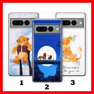 Może przedstawiać: Trzy etui na telefon z motywami Króla Lwa. Jedno etui przedstawia Simbę podniesionego, drugie Simbę, Mufasę, Timona i Pumbę pod pełnią księżyca, a trzecie akwarelowego Simbę z napisem "Remember who you are."