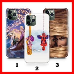 Puede incluir: Tres fundas de teléfono diferentes con diseños variados. La primera funda presenta una escena de la película Enredados con Rapunzel y Flynn Rider en un bote. La segunda funda tiene una imagen de dibujos animados de Rapunzel y Spiderman colgando boca abajo. La tercera funda tiene un primer plano del cabello de Rapunzel con una imagen de dibujos animados de Rapunzel y Flynn Rider asomándose desde detrás del cabello.