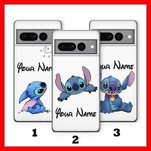 Op de afbeelding: Drie witte telefoonhoesjes met een blauw Stitch-personage uit Lilo & Stitch. De hoesjes hebben een transparante achterkant en een zwarte camera lens. De tekst "Your Name" is op elk hoesje gedrukt.
