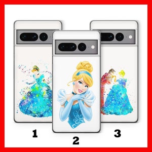 Può includere: Tre custodie per telefono bianche con diverse illustrazioni ad acquerello di Cenerentola. La prima custodia presenta Cenerentola con il suo abito da ballo blu, la seconda custodia presenta un ritratto ravvicinato di Cenerentola e la terza custodia presenta Cenerentola che balla con il Principe Azzurro.