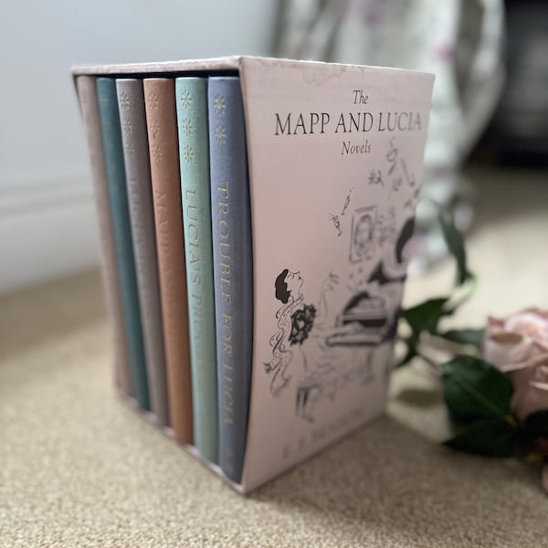 The Mapp and Lucia Novels by E.F Bension. Fab Folio Society Collection of 6 Funny Novels of British Snobbery in the 20s/30s. 1994 Edition