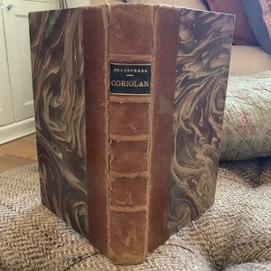 Coriolanus von Shakespeare: Limitierte, nummerierte Ausgabe. 1930er Jahre Französisch. Leder & Marmorplatte.