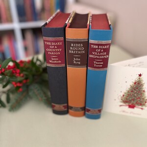 3 livres Folio Society. Balades en Grande-Bretagne, journal d'un pasteur de campagne, commerçant de village. Couvertures coordonnées en tissu et en carton. Presque parfait