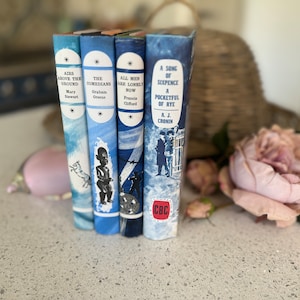 Set di libri. 4x romanzi Blue Vintage Companion Book Club nelle loro sovraccoperte originali colorate. Da leggere o per decorare