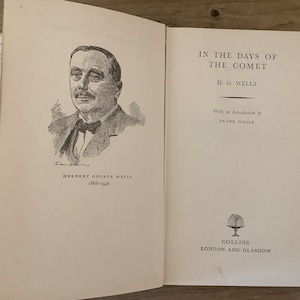Puede incluir: Un libro vintage titulado "In the Days of the Comet" de H.G. Wells. La portada del libro presenta una ilustración en blanco y negro del autor, Herbert George Wells, con las fechas 1866-1946.