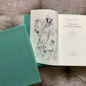 The Old Curiosity Shop di Charles Dickens. Libro illustrato della Folio Society, edizione del 1987. Ottime condizioni, copertina rigida, parte di una splendida serie.