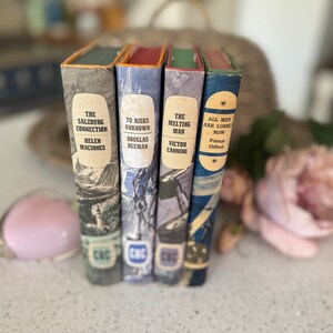 Set di libri. 4 romanzi del club del libro Blue/Lavender Vintage Companion nelle loro sovraccoperte originali colorate. Da leggere o per decorare