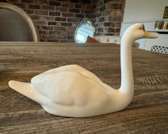 ノリタケの白鳥の置物（ペア）。スタジオコレクション、ホワイトボーン