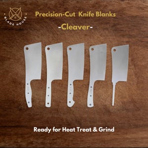 Op de afbeelding: Vijf zilverkleurige metalen hakmes-blanco's op een rij. Elke blanco heeft een rechthoekig blad met een gat bij de bovenhoek en een handvatgedeelte met voorgeboorde gaten. Tekst: Precision-Cut Knife Blanks -Cleaver- Ready for Heat Treat & Grind.
