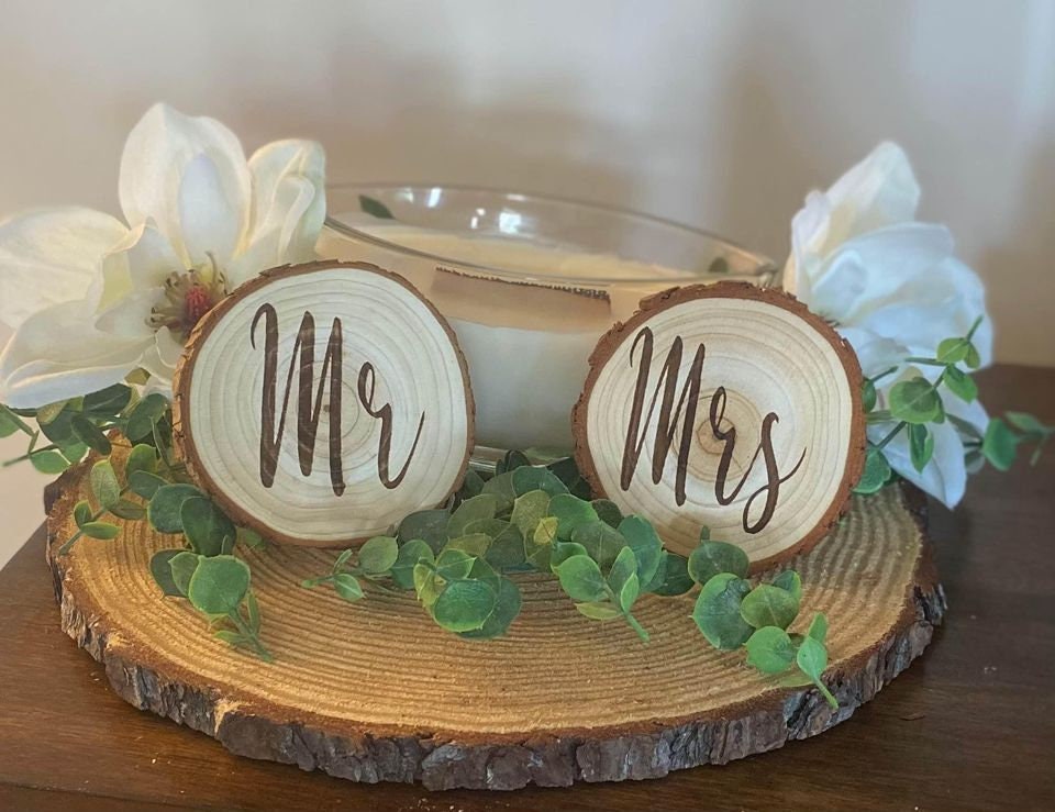 Haperlare Vintage Style Mr and Mrs Sign Mr & Mrs Wooden Letters Wedding  Sign with Gold Glitter Letters Gold Mr and Mrs Sign for Wedding Table,Photo